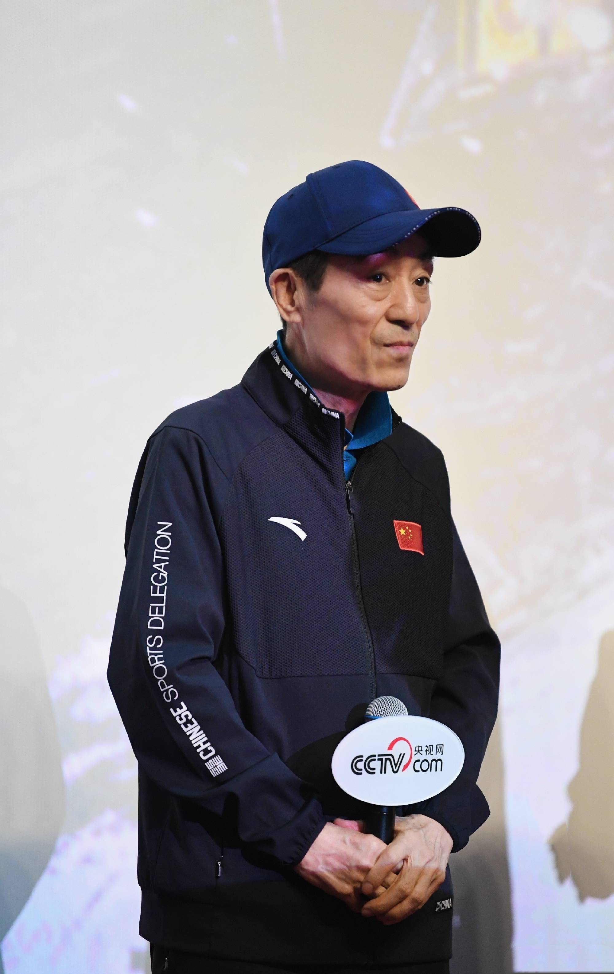 这次宣传活动中,张艺谋导演又是一身安踏运动装亮相,帽子和外套上的