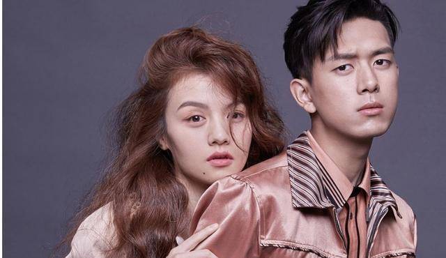 李现和春夏最新杂志封面曝光,创意报纸挡脸,有没有cp的味道?