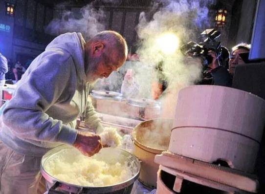 毕竟在日本不只有他这一位专注一件事,在日本"寿司神""厨神"等也是