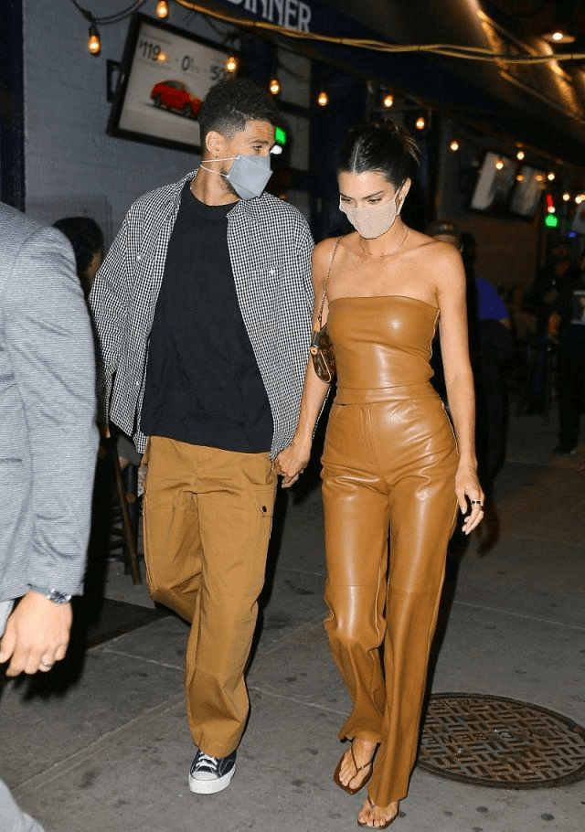 肯达尔·詹娜和球星男友德文·布克手拉手秀恩爱,好般配啊