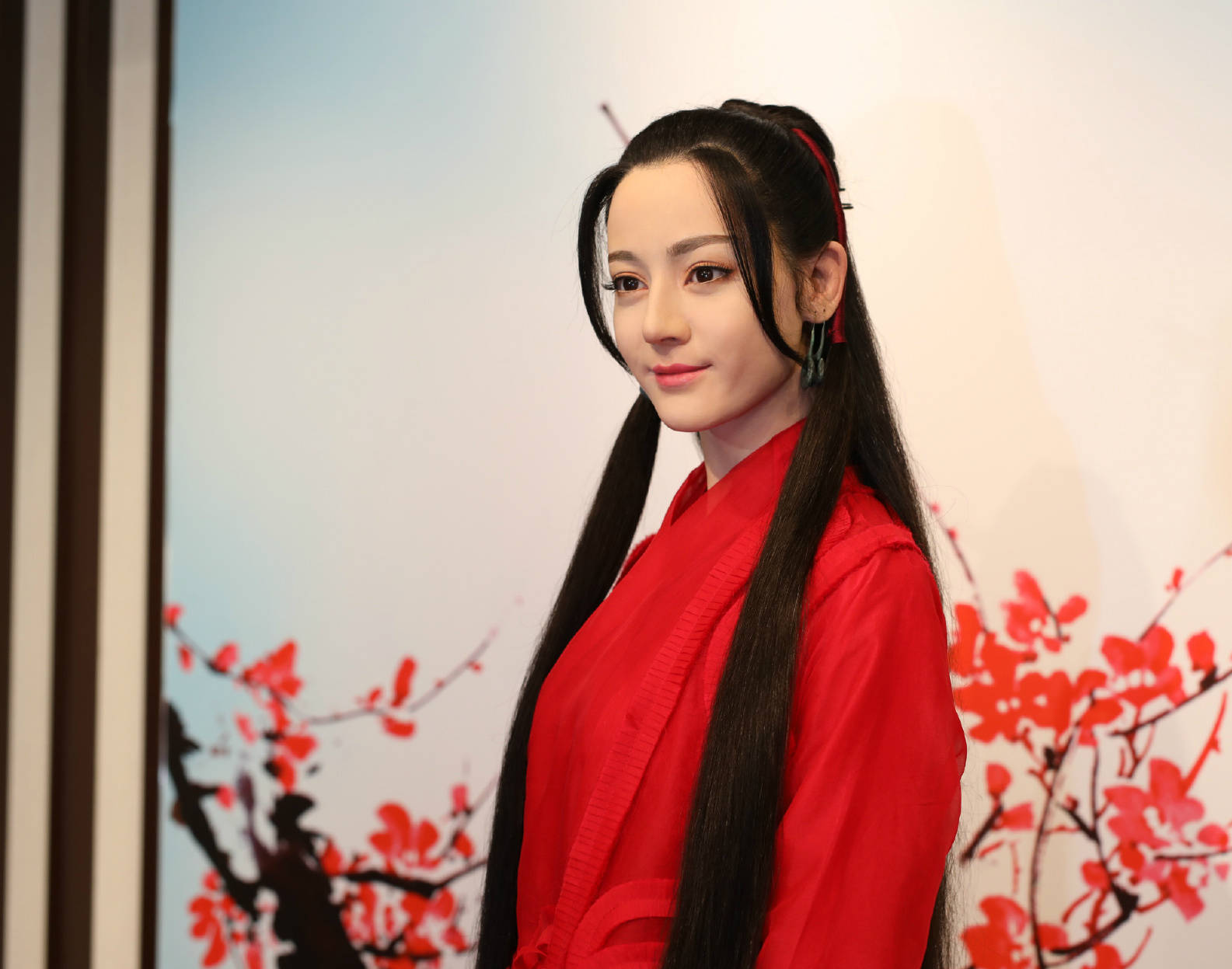 迪丽热巴这一年内的行程还真的很多,刚和杨洋拍完了电视剧《你是我的