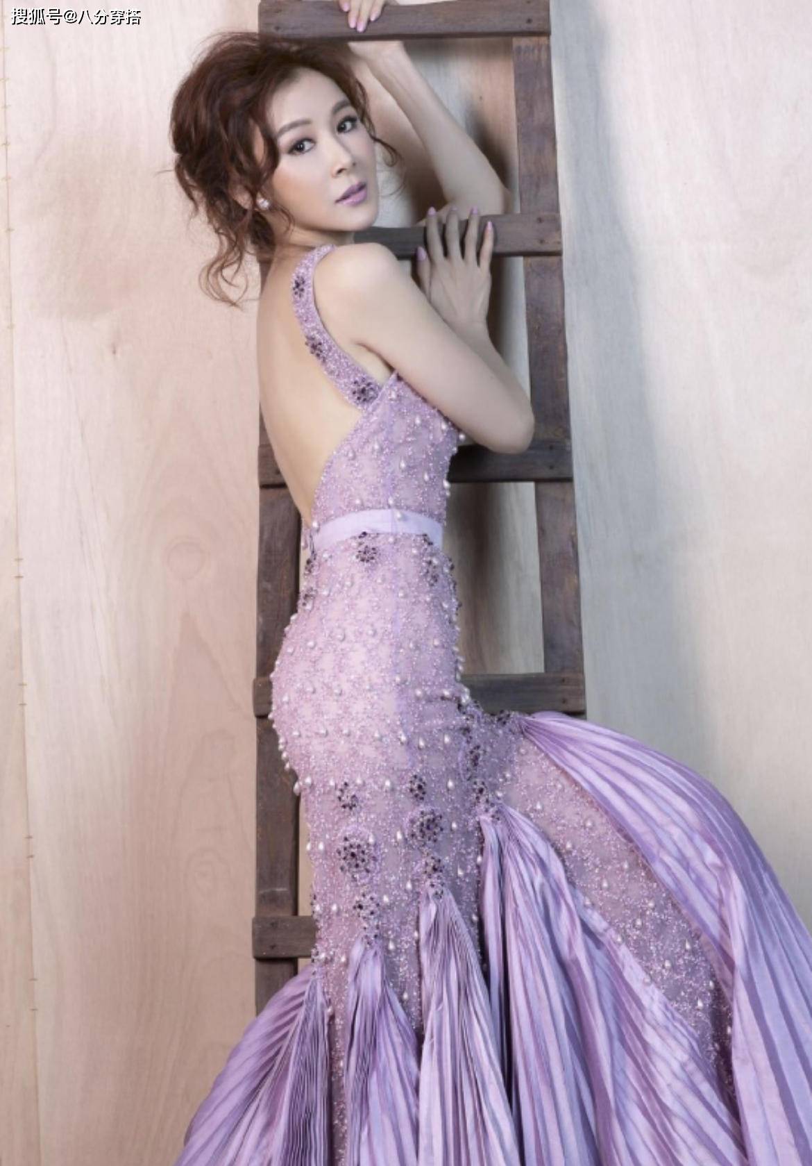 原创萧蔷身材保养胜少女穿挂脖碎花裙优雅温柔清新俏皮好有活力