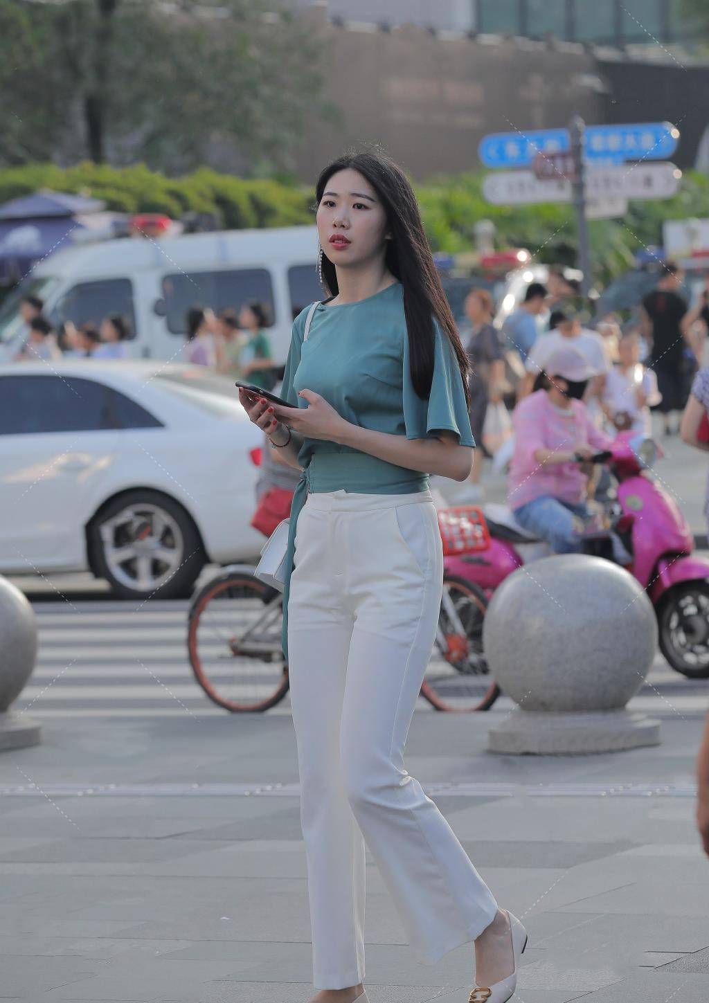 早秋的休闲装,时尚女生们偏爱时髦的款式,靓丽个性还好看