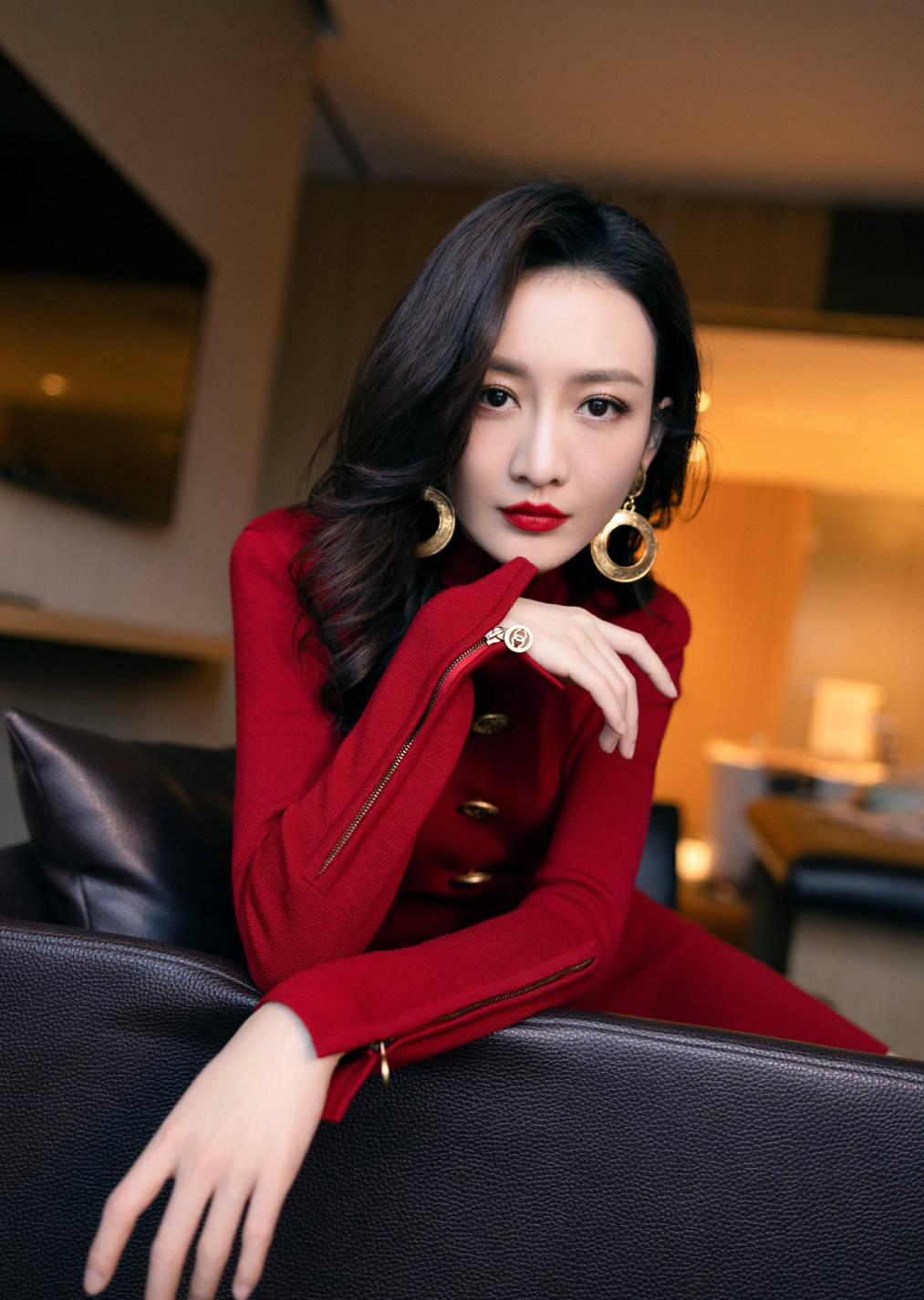 耳环怎么搭配才好看要看你穿的衣服和发型配好了很有气质