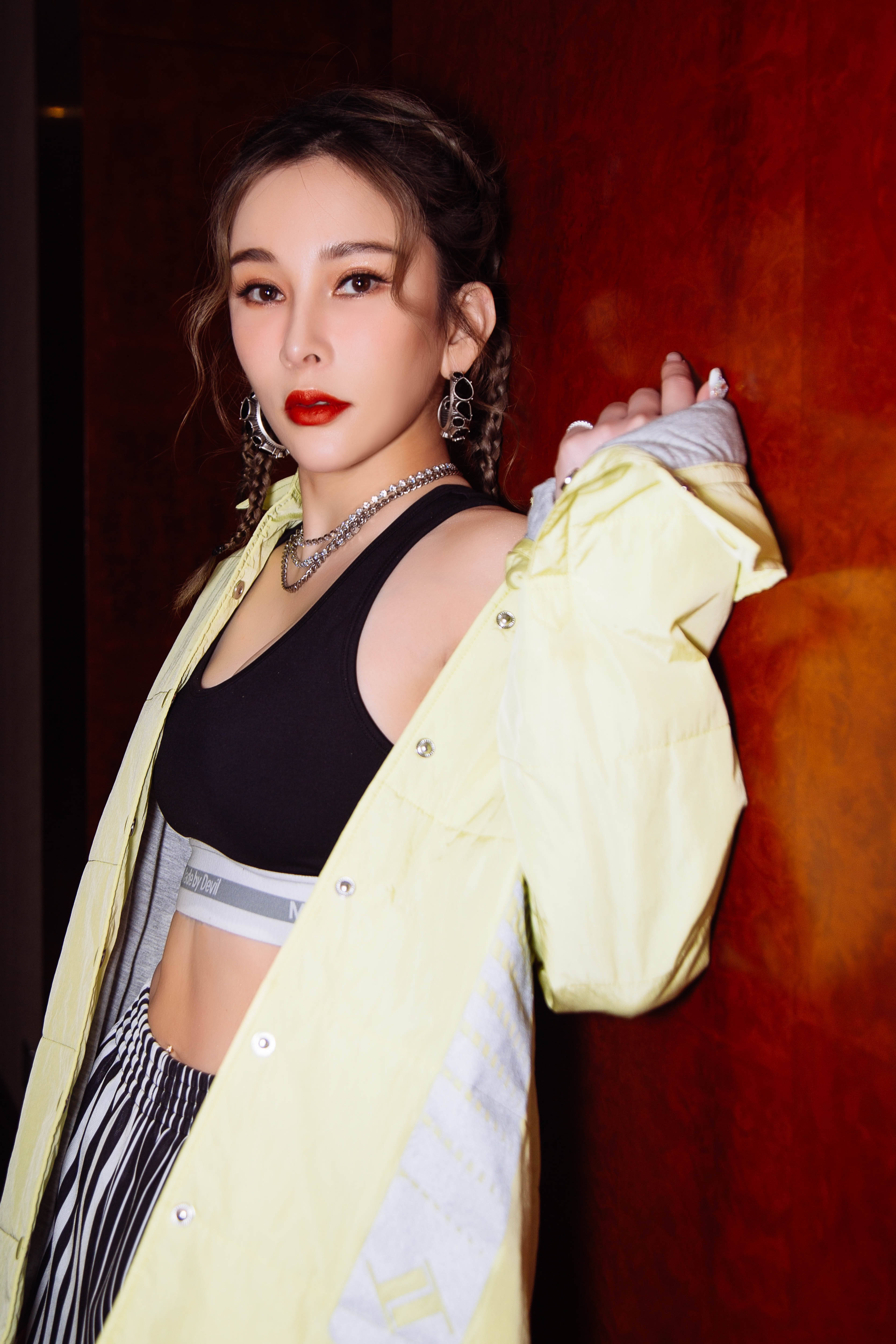 温岚与医护暖心合唱《夏天的风》 致敬最美白衣天使