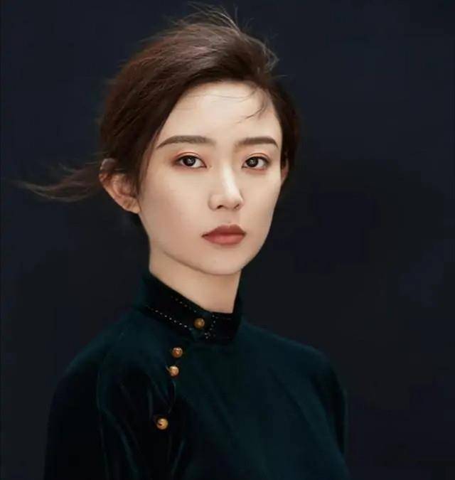 中国诗词大会第二季董卿十大瞬间 3bba2fcc891c456282d95a64a53bbc09.jpeg