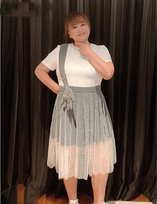 原创贾玲过生日,闺蜜送"拍手裙"给她当礼物,减龄时髦成微胖界女神