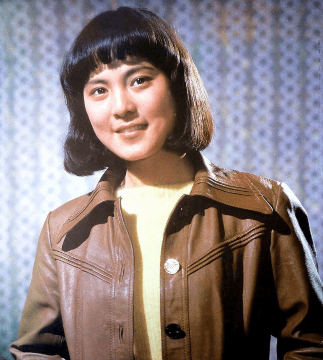 原创郭凯敏前妻身材丰满气韵却仍然挺足62岁和26岁都挺有魅力