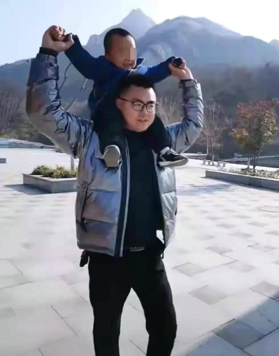 他们仍然住在杜母给他们准备的大婚房里,而且郭威,田俊他们经常去杜母