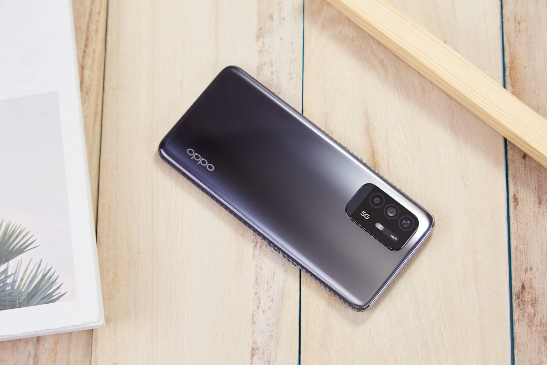 oppo a95上手"轻"体验:轻薄机身 30个月流畅护航,好看又能打_手机