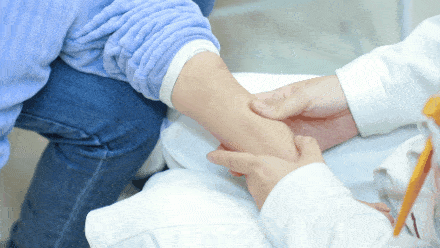 治疗小智的脑瘫,经过15天的治疗,小智的剪刀步和尖足问题得到了解决