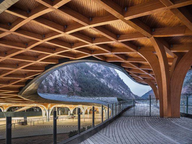 九寨沟沟口游客服务中心盘旋的造型如同法螺