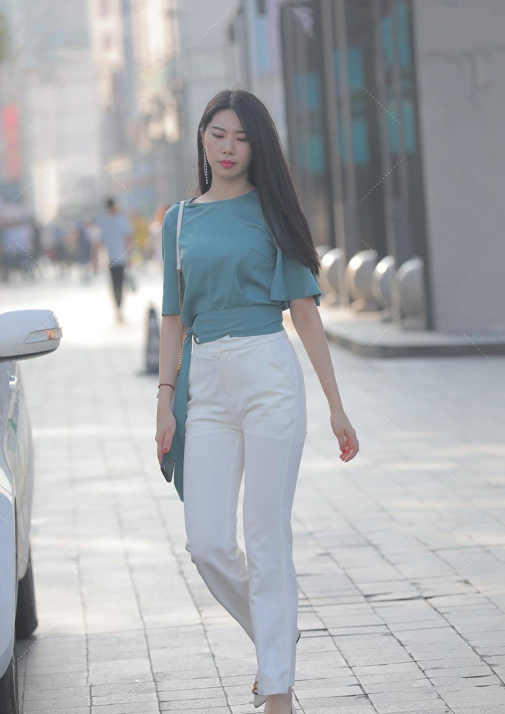 早秋的休闲装,时尚女生们偏爱时髦的款式,靓丽个性还好看