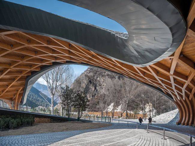 九寨沟沟口游客服务中心盘旋的造型如同法螺