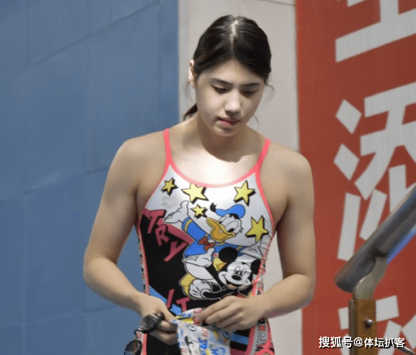 如今的全国游泳冠军赛,100蝶预赛,张雨霏在第六组第四道,她前半程就