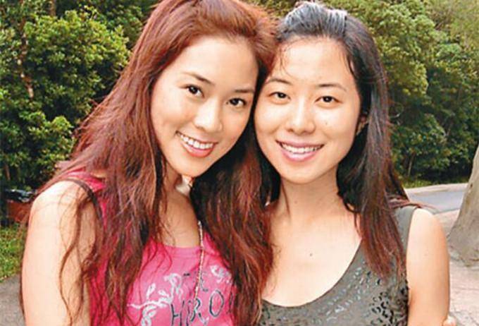 原创徐子淇与妈妈妹妹聚餐徐妈妈打扮贵气妹妹长相平凡却嫁入豪门