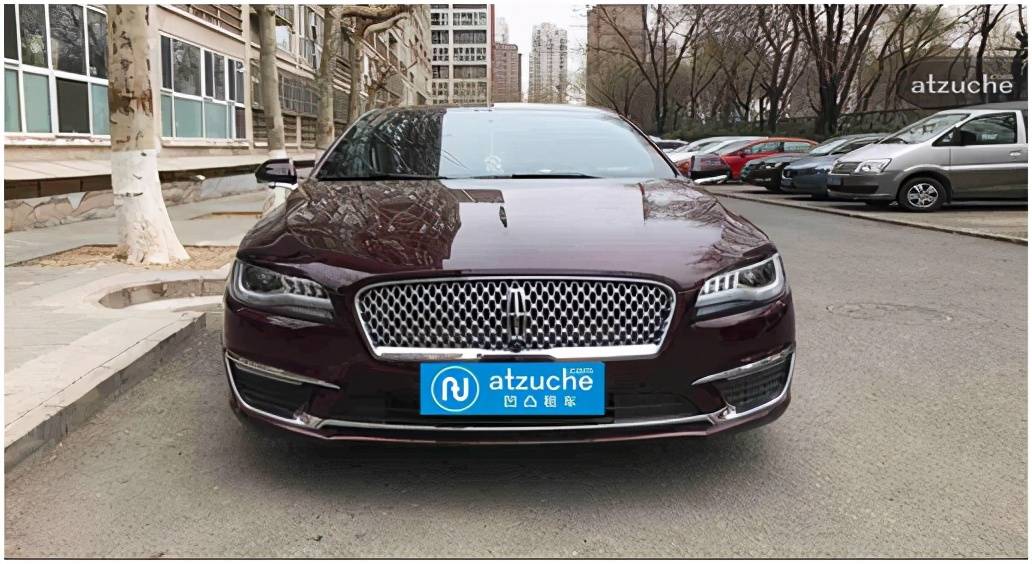 林肯mkz尊享版全进口车型酒红色车,高端大气乘坐舒适,氛围灯亮起,拿着