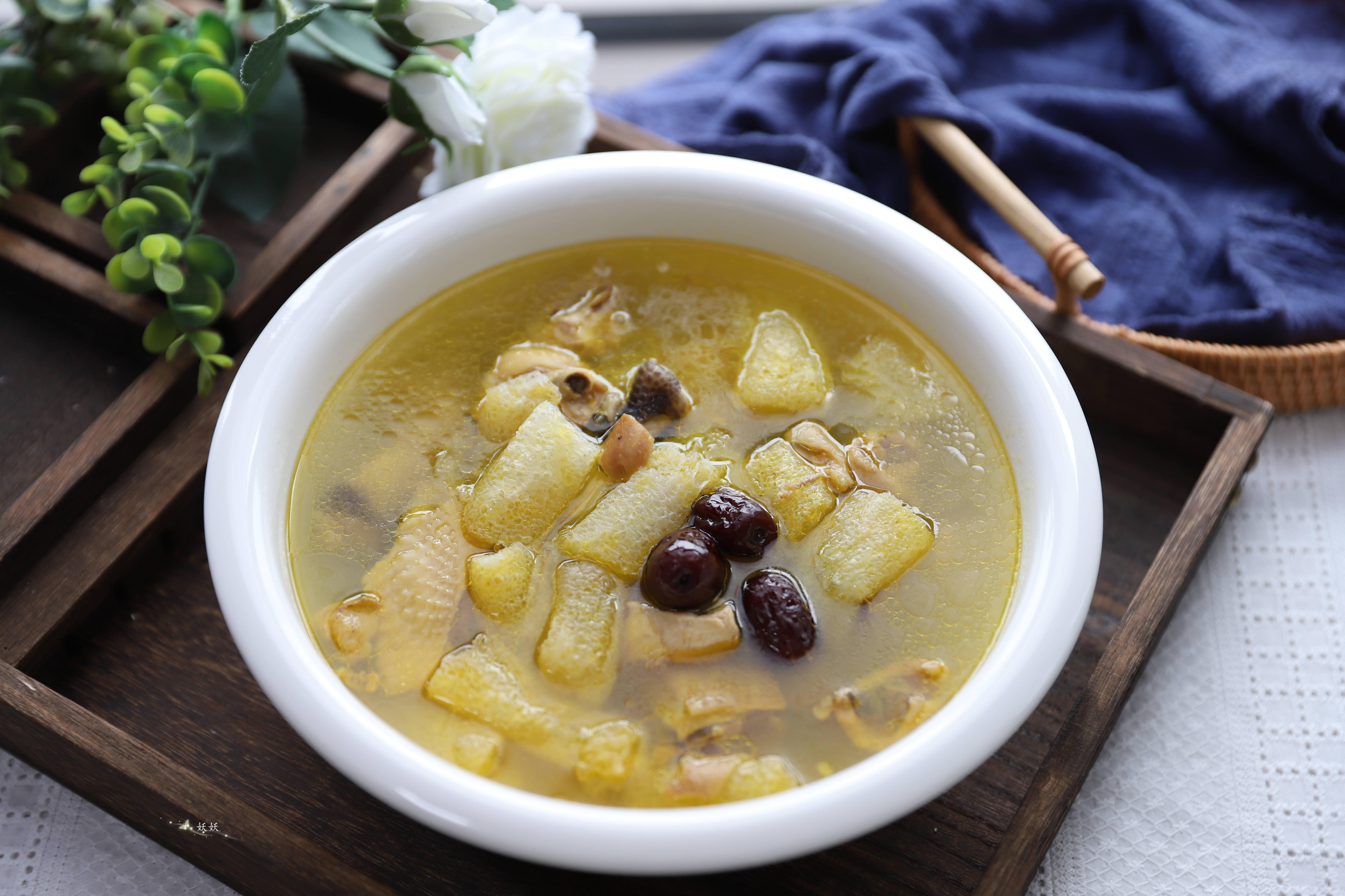 通常可以拿来煲汤,竹荪鸡汤是很鲜美滋补的营养汤,做法简单营养丰富