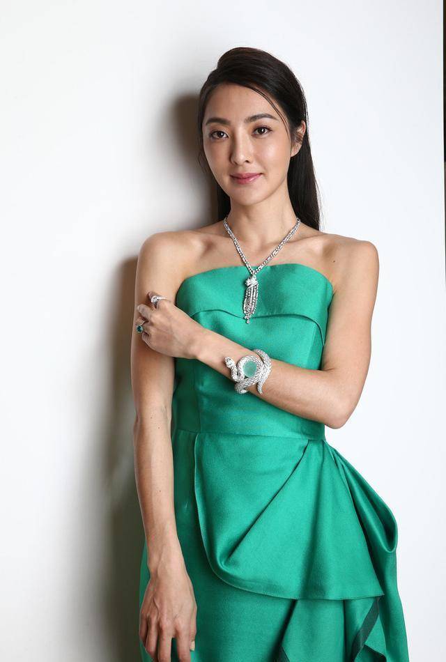 曹格妻子吴速玲穿白色开胃裙拍写真生俩娃身材依然丰盈