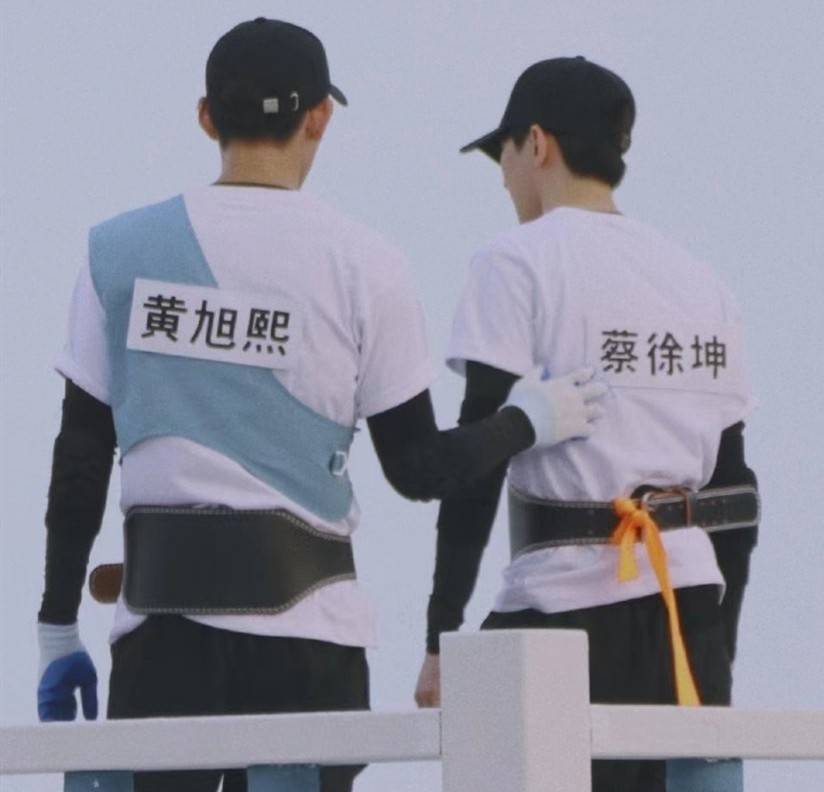 《奔跑吧9》蔡徐坤和黄旭熙配合绝了,帅哥就要跟帅哥一起玩