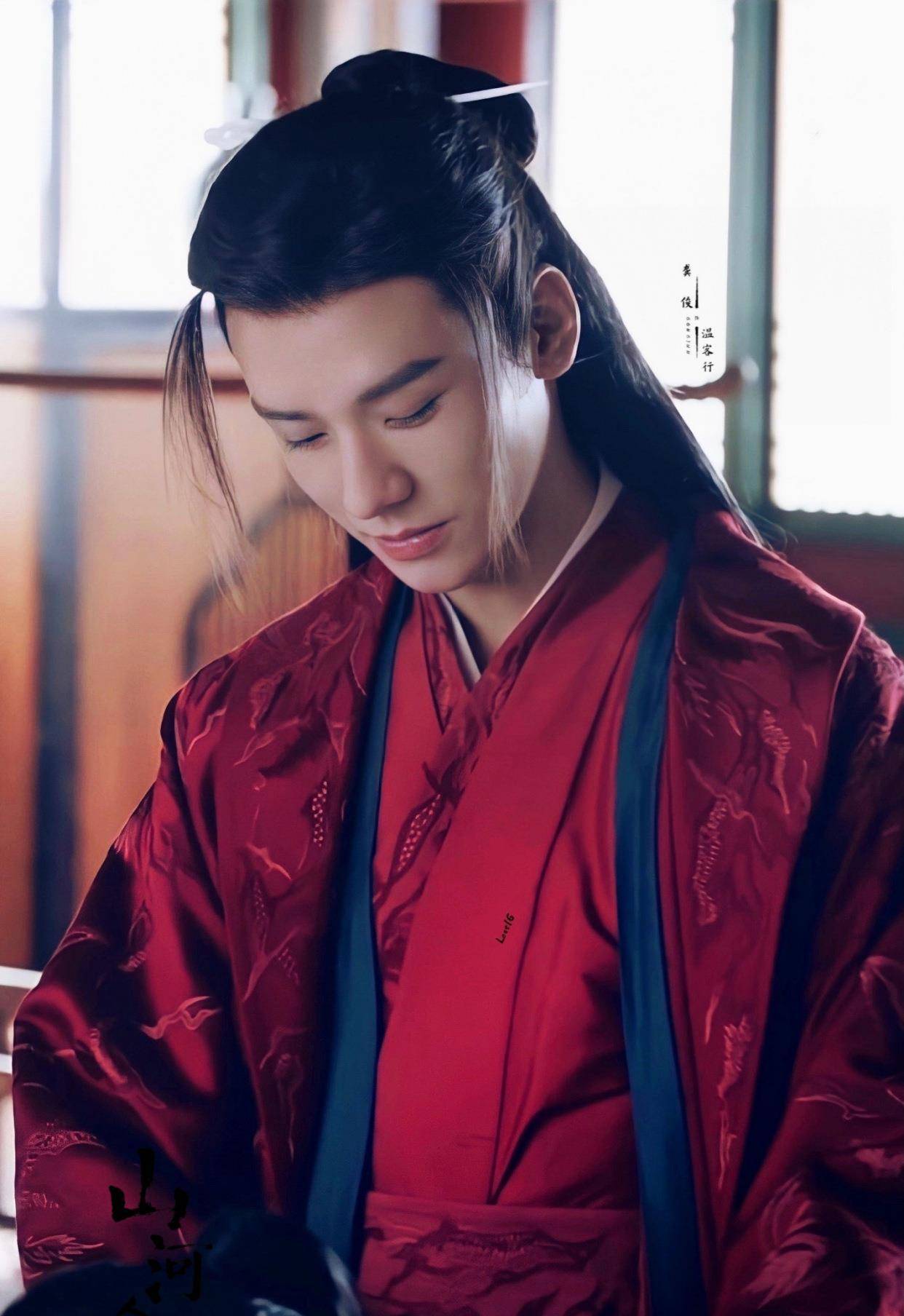 纵观周子舒这个角色给人一种破碎的美感一边枯萎一边绽放