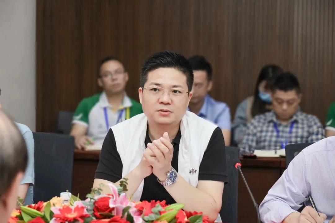 【聚焦】人民日报社人民论坛专题调研组走进足行健!_吴兴良