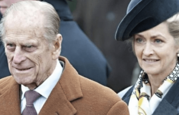 她22岁就成了菲利普亲王的情人,保持几十年,女王邀请她参加葬礼_彭妮