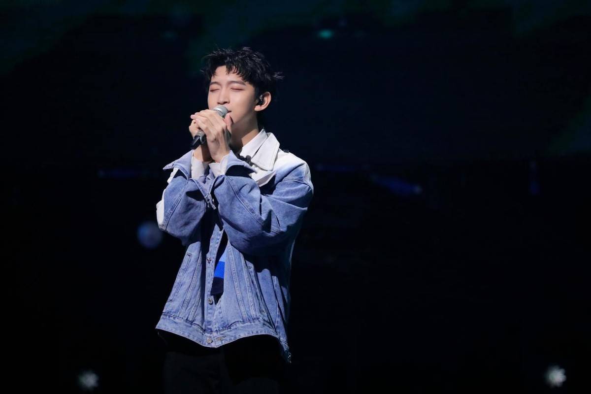 谁是宝藏歌手推荐人脱口秀式安利歌手满江与多年歌迷现场拥抱