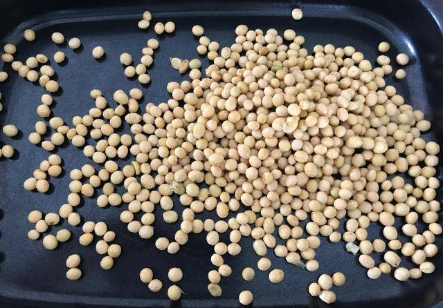 农村家常菜,城市人不会此吃法,越嚼越香,根本停不下来_炒黄豆