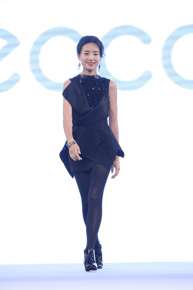 原创董洁不愧是丝袜女神穿无袖小黑裙配黑色丝袜气质身材高级洋气