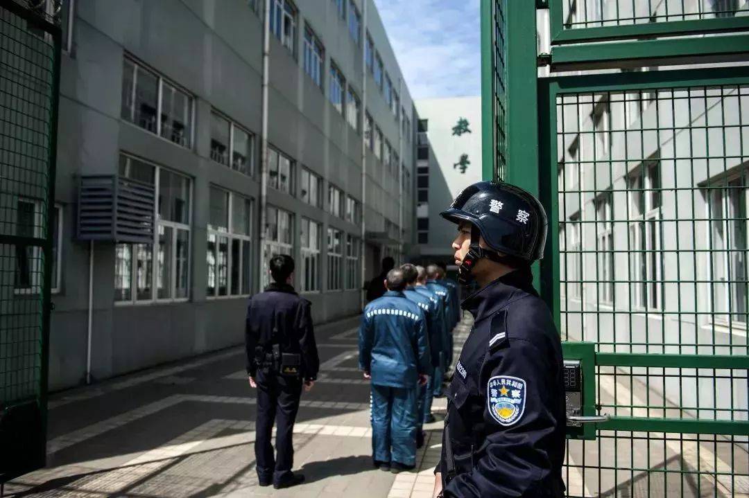 狱警同样属于公务员的组成部分,所以工作的稳定性还是很强的,且不用像