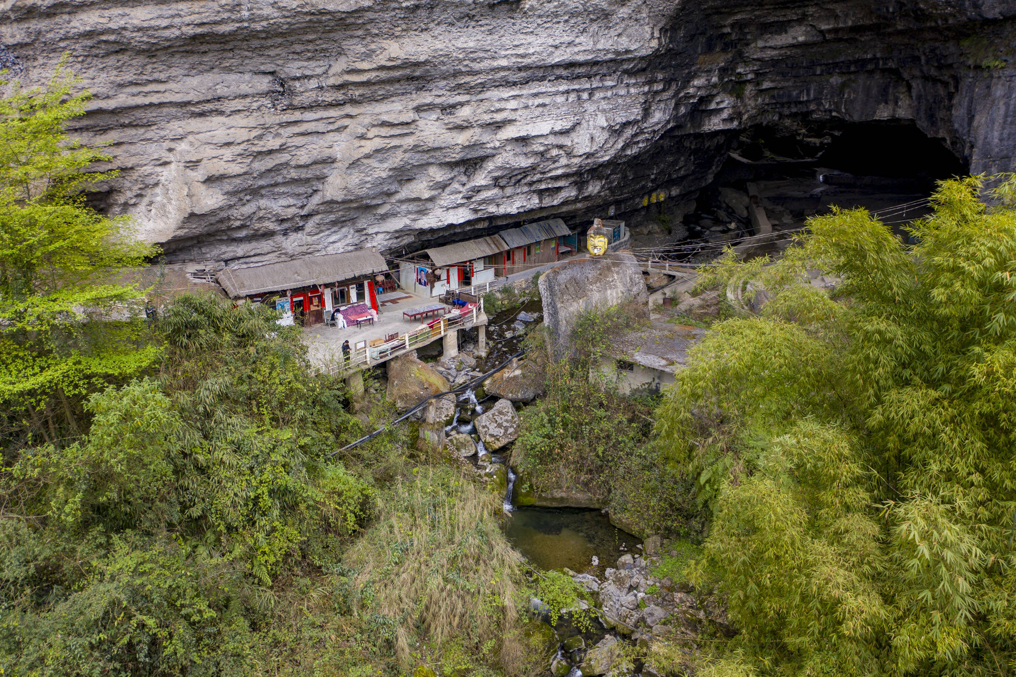 山洞隐居图片