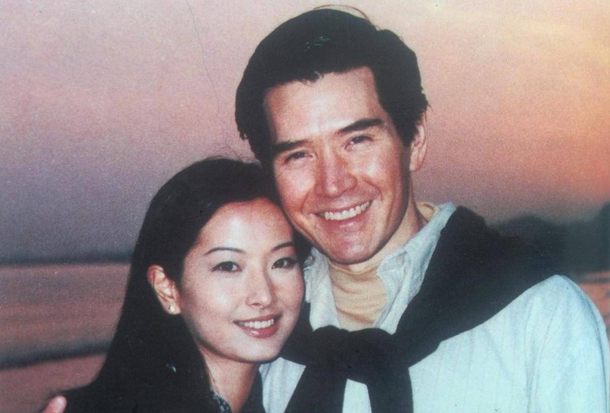 58岁李凤绪晒近照经常举铁健身似少女丈夫罕见露面弹钢琴