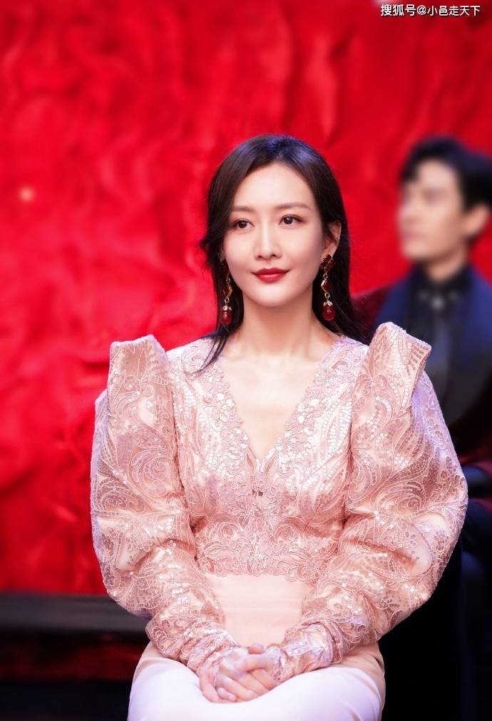 王鸥羊腿袖深v礼服活动照合集