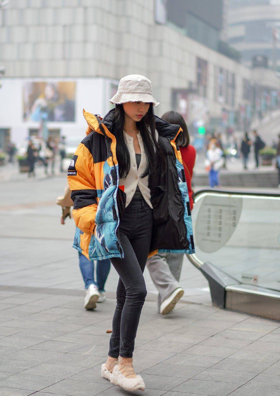 原创美女选择一件羽绒服,搭配紧身牛仔裤 毛毛鞋,时尚优雅又暖和