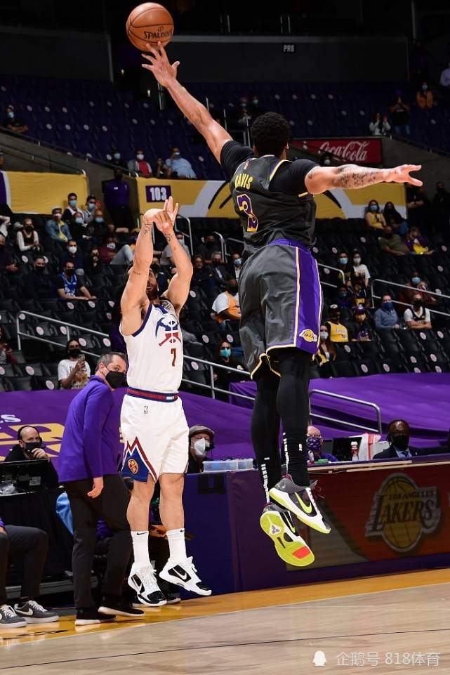 原创天神下凡浓眉最后10秒致胜封盖坎帕佐3分捶胸怒吼我们回来了