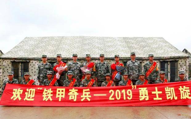 全旅最年轻坦克车长入伍4年两立功