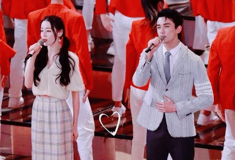 与吴磊就同台献唱了,从舞台照上可以看见,迪丽热巴整个人少女感满满