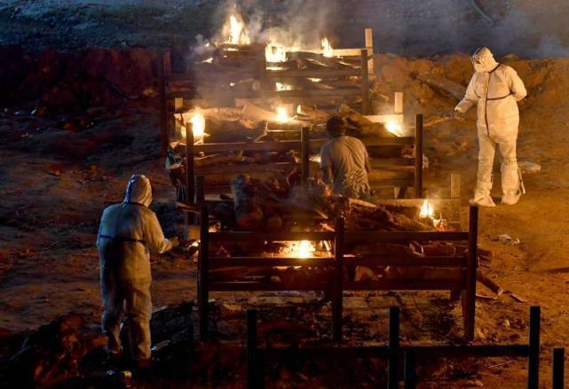 原创老父染疫身亡送火化,女儿太悲伤跳火堆陪葬