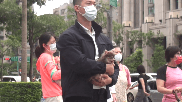 当天除了两人之外,随行的还有两位保姆以及一位保镖.