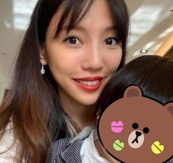 原创王力宏妻子晒出给孩子喂母乳照片,尽显温柔,网友:太温馨了