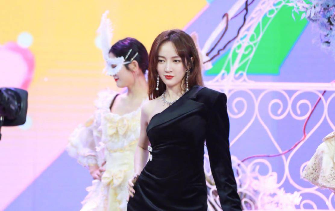 天天向上孟佳身材好吸睛图片放大三倍来看腿精实锤了