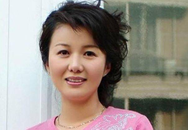 她是著名艺术家嫁给三婚丈夫对继子视如己出如今成赢家