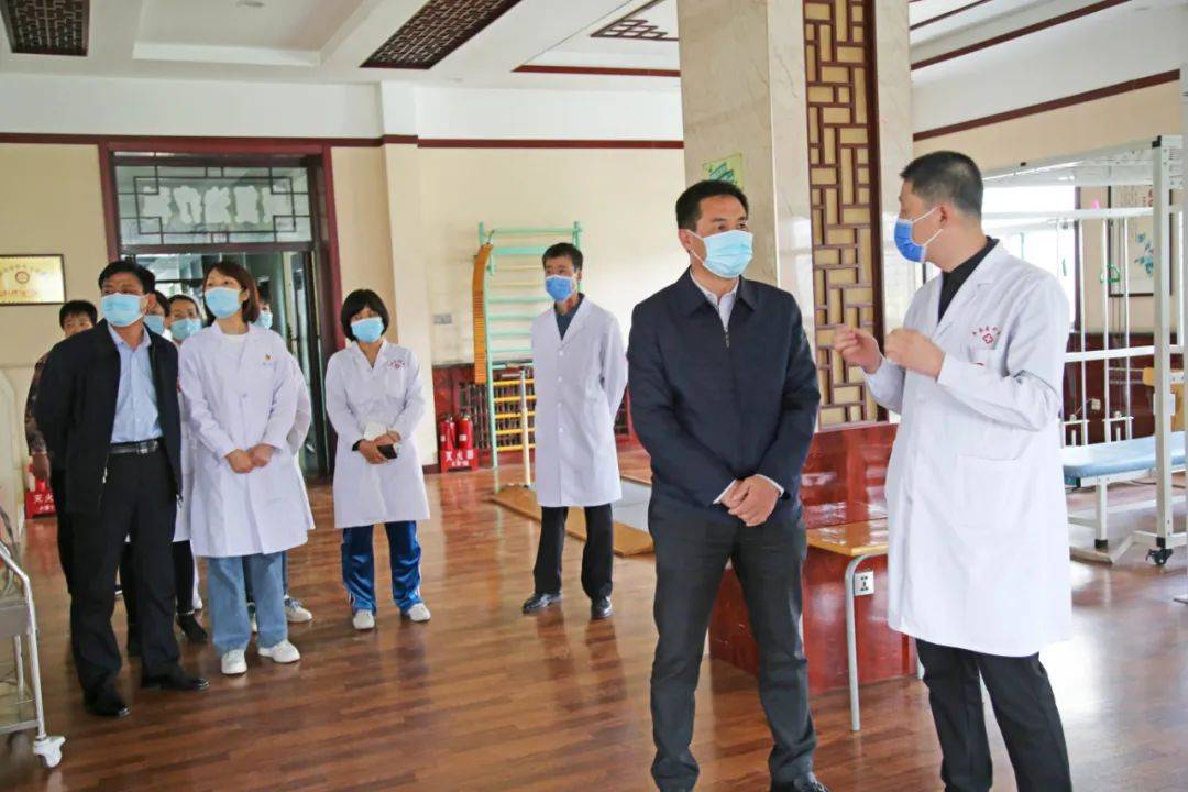 县委副书记县长魏江峰来到平遥县中医院开展劳动节前慰问