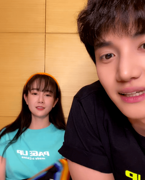 原创张檬小五直播多次秀恩爱,她害羞喊金恩圣欧巴,两人避谈结婚问题