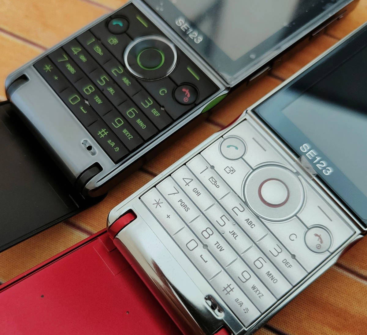 索尼爱立信walkman工程机现身,"下翻盖"造型第一次见_手机