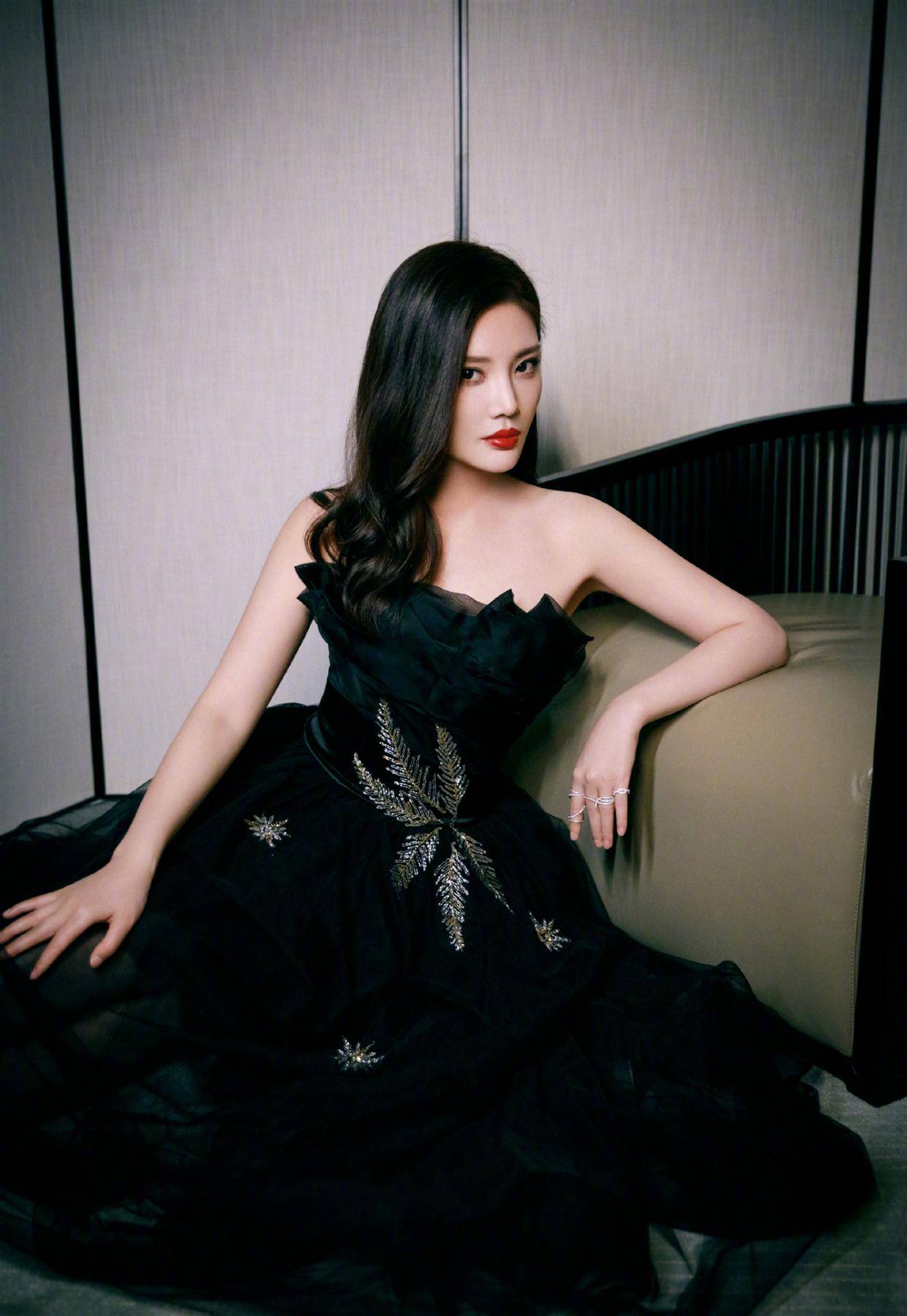 徐冬冬天台拍大片穿一身黑简单又性感不愧是亚洲女神