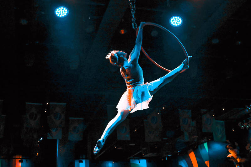 踏出独特的节奏,挥鞭,敲鼓,皮靴的足跟击打地面,就如西部牛仔般洒脱而