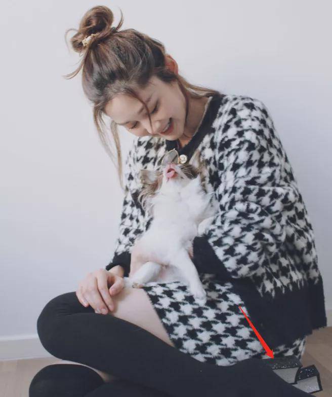 原创又一女星狂晒孕期身材照四肢纤细打扮少女生图曝光一言难尽