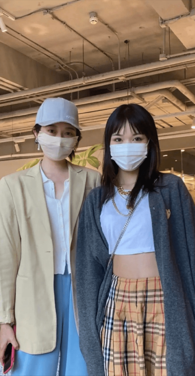 原创网红晚晚合照输给路人?穿白衬衣配西装,脸p后仍比路人大一圈